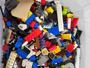 lot 231 image: Lot of 5.1 lbs of Legos - Tote Not Included