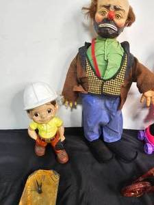 lot 242 image: Variety of Dolls - Minnie Mouse Doll and misc toys - motorcycle is broken.