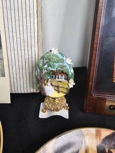 lot 217 image: Gone With The Wind Collector Plates and Figurine