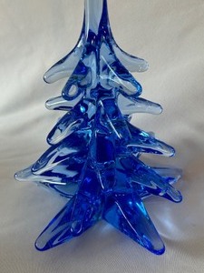 lot 32 image: Vintage Blue Sculpted Art Glass Tree Figurine