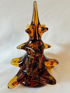 lot 33 image: Vintage Amber Sculpted Art Glass Tree Figurine