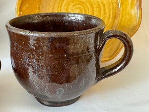 lot 49 image: Assorted Vintage Pottery Items