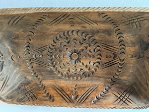 lot 47 image: Vintage Wooden Carved Tray