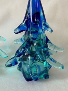 lot 43 image: Two Vintage Art Glass Christmas Tree Figurines