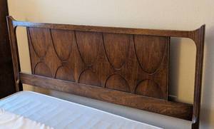 lot 3 image: Mid Century Broyhill FullQueen Size Bedframe