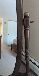 lot 55 image: Vintage Mahogany Wood Floor Mirror