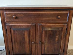 lot 13 image: Lovely Wooden Console Cabinet