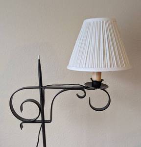 lot 68 image: Vintage Metal Bridge Floor Lamp
