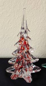 lot 89 image: Three Art Glass Christmas Tree Figurines