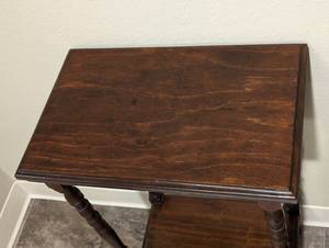 lot 99 image: Petite Mahogany Accent Table