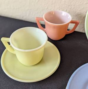 lot 103 image: Hazel Atlas Childs Tea Set