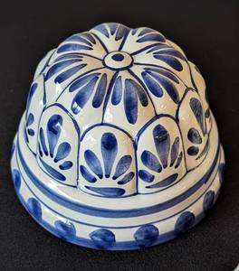 lot 110 image: Small Bassano Italy Ceramic Bundt Molds