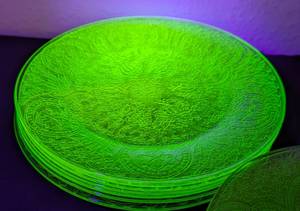 lot 22A image: Indiana Glass Horseshoe Uranium Glass Dish Set