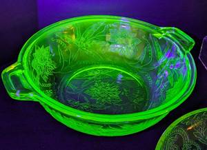 lot 22C image: Indiana Horseshoe and Jeannette Poinsettia Uranium Glass Servingware