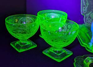 lot 122 image: Indiana Glass Horseshoe Uranium Plates and Sherbet Cups