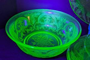 lot 123 image: Indiana Horseshoe and Jeannette Poinsettia Uranium Glass Servingware