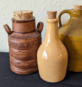 lot 125 image: Assorted Small Vintage Stoneware Jugs
