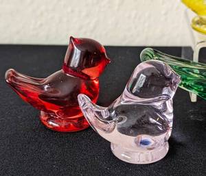 lot 131 image: Colorful Assorted Glass Bird Figurines