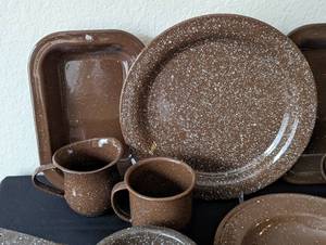 lot 134 image: Large Assortment of Vintage Brown Enamelware