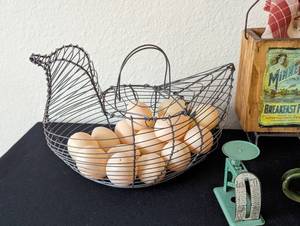 lot 152 image: Vintage Delights