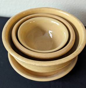 lot 163 image: Pretty Vintage Stoneware Mixing Bowls