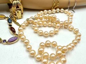 lot 174 image: Variety of Costume Jewelry Items