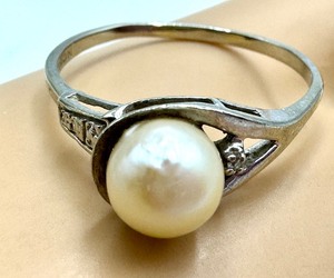 lot 184 image: 10k Gold and Pearl Ring