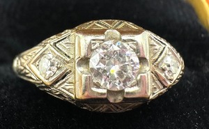 lot 7A image: Beautiful Vintage Art Deco 18K and Diamond Ring