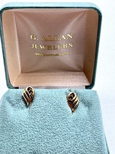 lot 190 image: 14k Gold and Sapphire Earrings