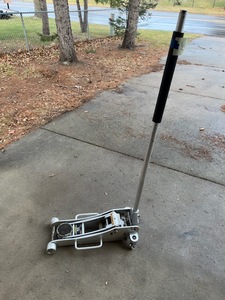 lot 15 image: Arcan 2-Ton Professional Aluminum Floor Jack