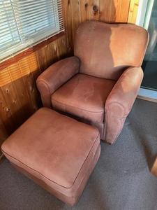 lot 10 image: Nice Oversized Arm Chair and Ottoman ($500 MSRP) - Bring Help to Move