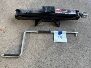 lot 17 image: Powerbuilt 3,000 Pound Scissor Jack