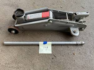 lot 19 image: Pro-Lift 2 Ton Hydraulic Floor Jack