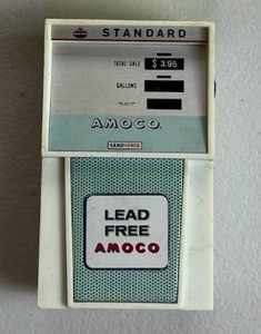 lot 86 image: Vintage 1960s American AMOCO Gas Pump Shaped AM Transistor Radio