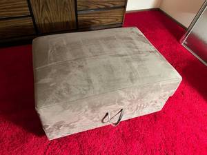 lot 200 image: Nice 24 x 34 Storage Ottoman