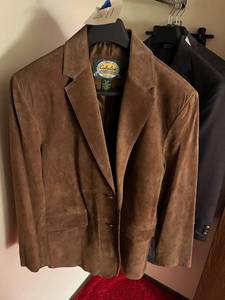 lot 211 image: Nice Cabelas 42 Regular Sport Coat