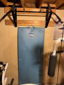lot 309 image: Pull Up Bar and Mat Station (Like New) - Bring Tools to Remove