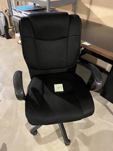 lot 389 image: Nice High Back Cushioned Adjustable Office Chair