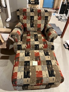 lot 411 image: Oversized Chair w Ottoman (Excellent Condition)