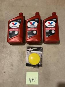 lot 414 image: 10W-40 Oil (New) with Briggs & Stratton Oil Filter (New)