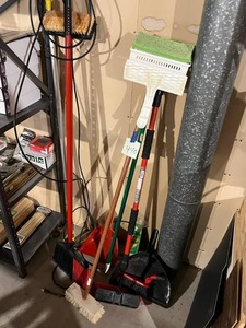 lot 440 image: Nice CleaningBrooms Lot