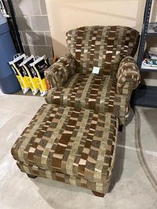 lot 476 image: High Quality Oversized Chair w Ottoman and Pillows (Excellent Condition)