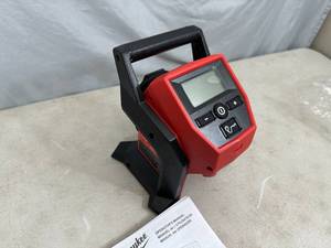 lot 4 image: New Milwaukee M12 12-Volt Lithium-Ion Cordless Electric Portable Inflator