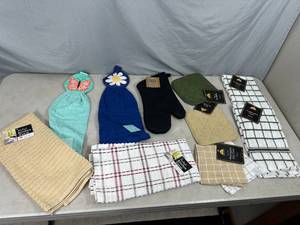 lot 41 image: Assorted New Kitchen Towels, Dish Clothes, Pot Holders, Oven Mitts, Etc