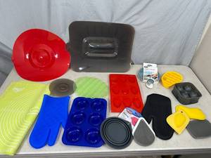 lot 47 image: Large Lot of New Silicone Baking Items, Kitchen Items, Etc