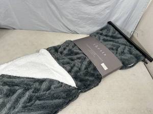 lot 53 image: New Luxury Oversized Faux Fur Berber Throw Blanket