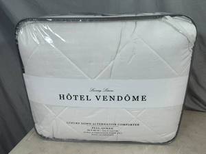 lot 58 image: New Luxury Down Alternative Comforter - Full  Queen