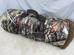 lot 99 image: New True Timber Camo Queen Size Blanket