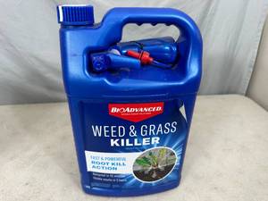 lot 194 image: New Gallon Spray Jug of Weed and Grass Killer