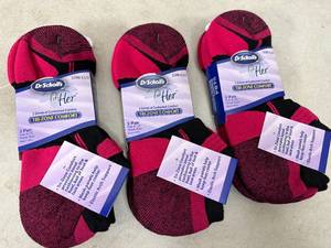 lot 195 image: 9 New pairs Dr Scholls For Her Socks